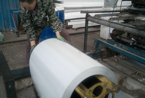 復(fù)合彩鋼圍擋材料生產(chǎn)現(xiàn)場